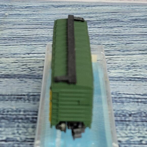 Vintage N scale The progressive way double door boxcar green & yellow with case - Picture 4 of 7